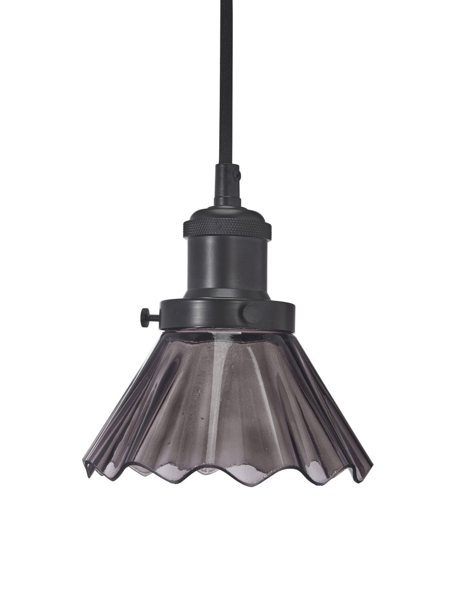 August Ø15 Sort vindueslampe Fra PR Home - Plisseret lampeskærm i sort glas og lampeholder i sort metal med mat overflade.