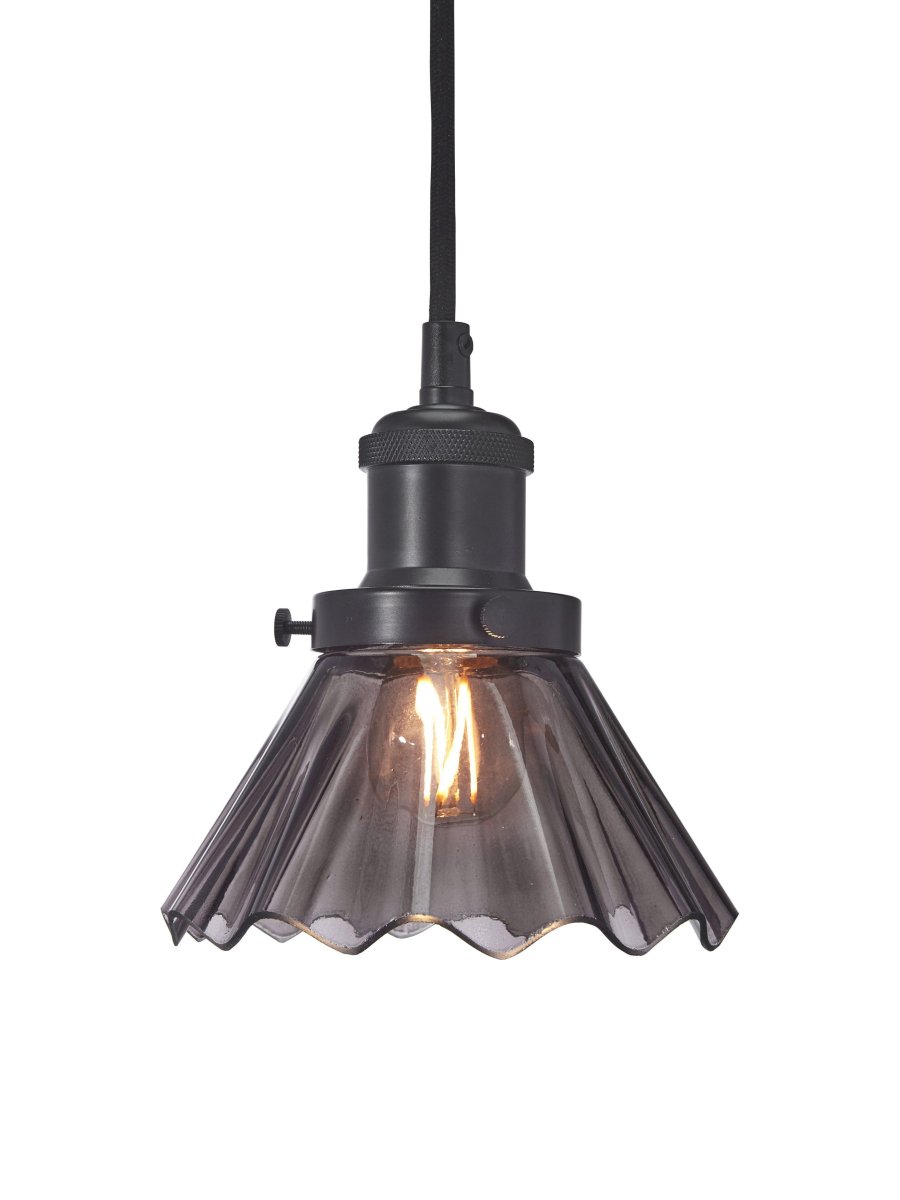 August Ø15 Sort vindueslampe Fra PR Home - Plisseret lampeskærm i sort glas og lampeholder i sort metal med mat overflade.