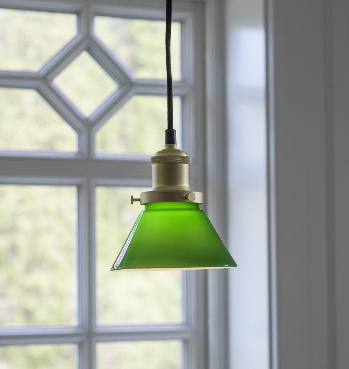 August Ø15 Grøn vindueslampe Fra PR Home - Lampesk&aelig;rm i gr&oslash;nt glas og lampesk&aelig;rm i metal med b&oslash;rstet messing finish.