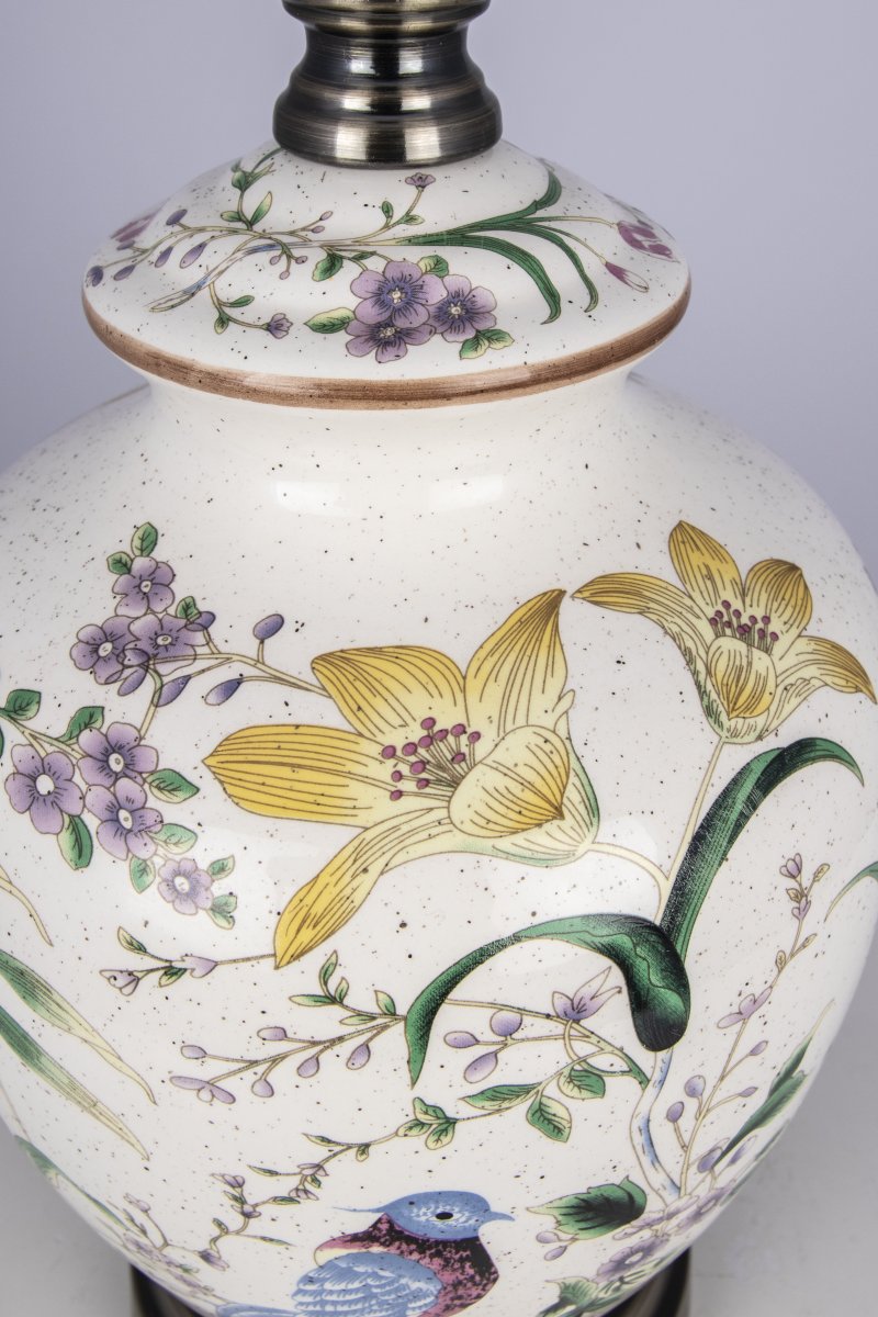 Eden 45cm Flerfarvet bordlampe Fra Globen Lighting - Eden er inspireret af naturen og illustrerer et paradis med blomster og paradisfugle.