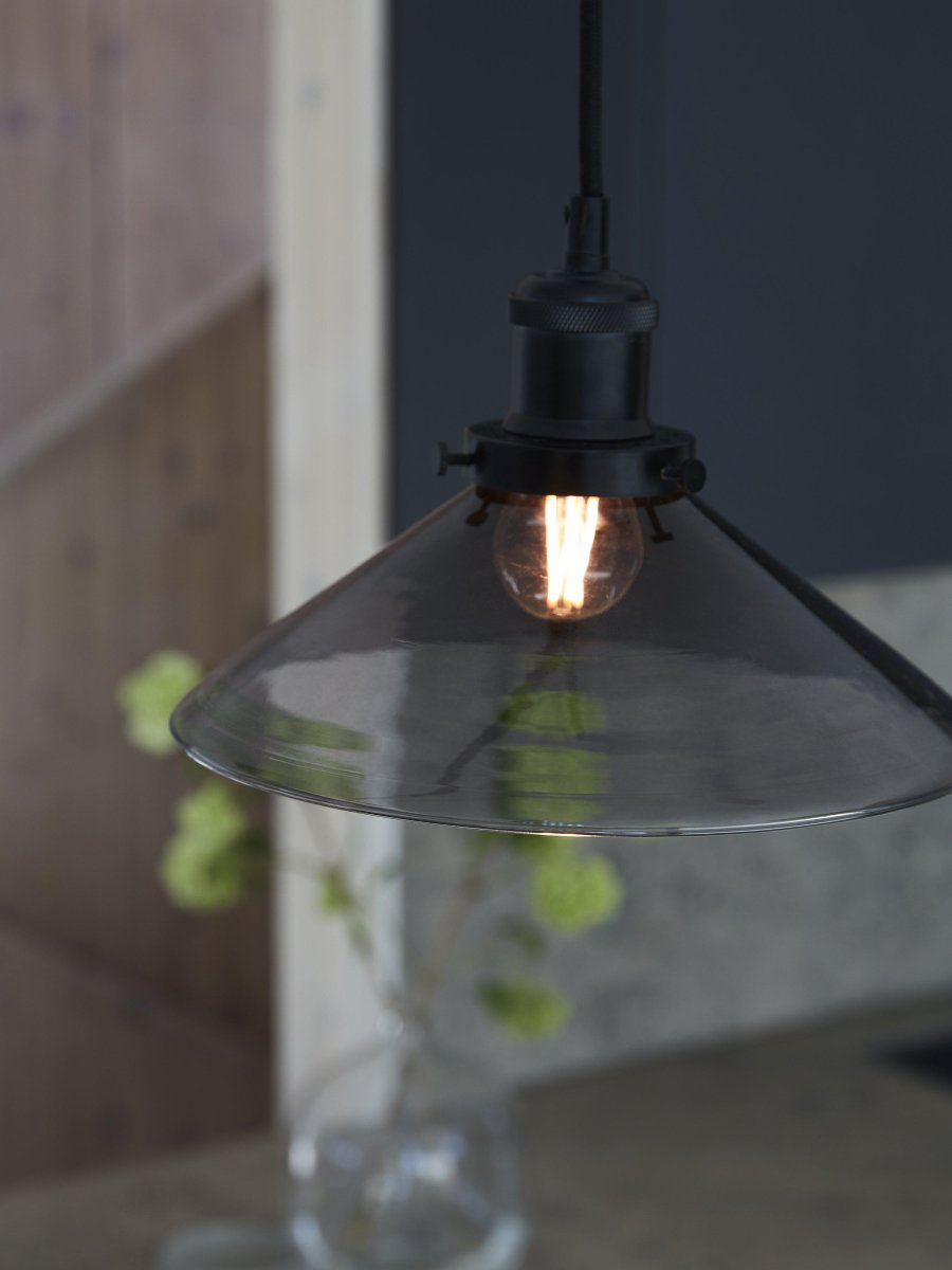 August Ø25 Sort vindueslampe Fra PR Home - Lampesk&aelig;rm i sort glas og lampesk&aelig;rm i sort metal med mat overflade.