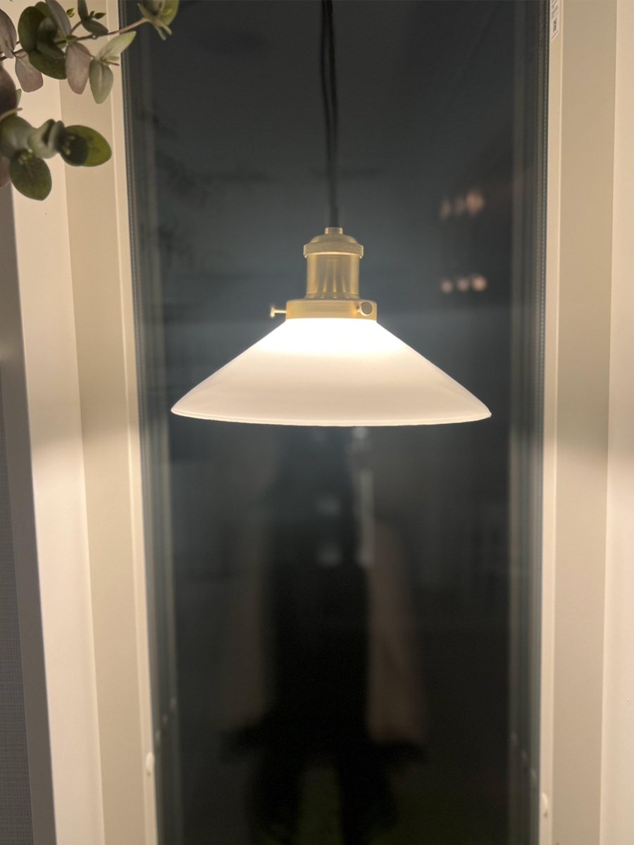 August Ø25 Hvid vindueslampe Fra PR Home - Lampesk&aelig;rm i opal hvidt glas og lampefod i metal med b&oslash;rstet messing finish.