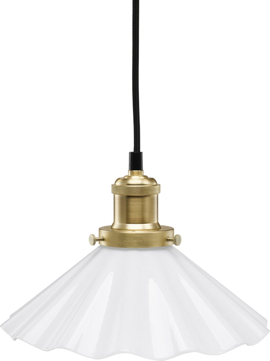 August Ø25 Hvid vindueslampe Fra PR Home - Plisseret lampesk&aelig;rm i opal hvidt glas og lampeholder i metal med b&oslash;rstet messing finish.