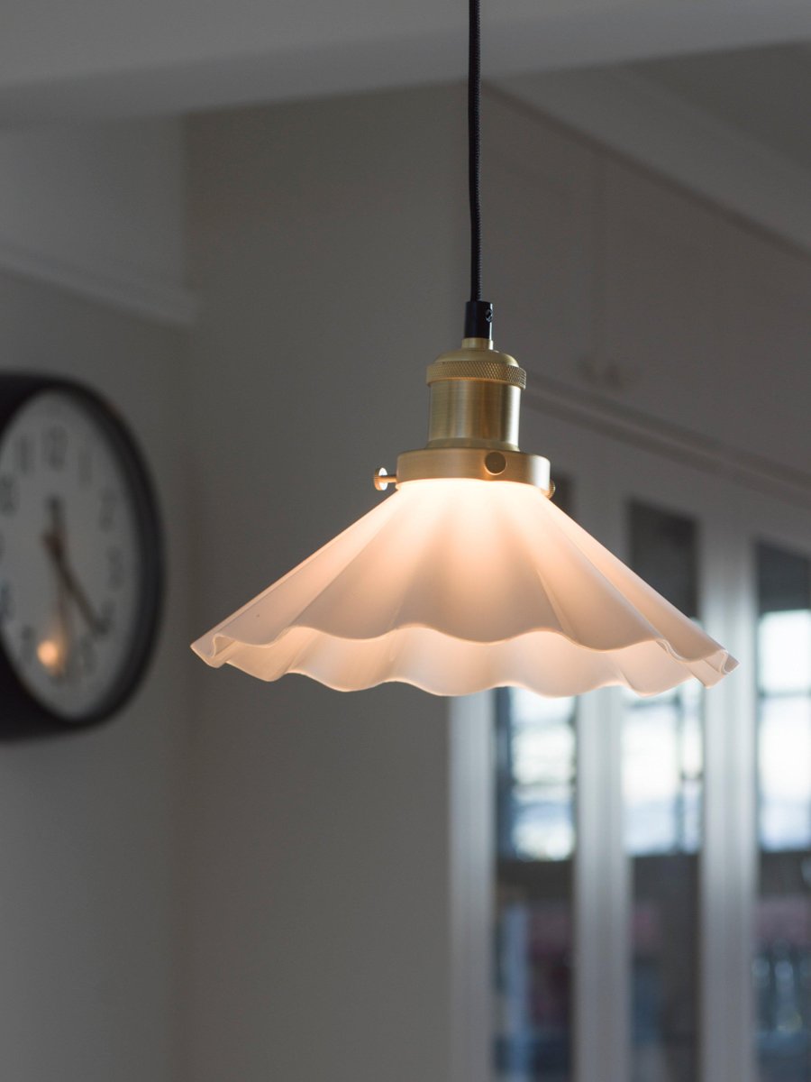 August Ø25 Hvid vindueslampe Fra PR Home - Plisseret lampesk&aelig;rm i opal hvidt glas og lampeholder i metal med b&oslash;rstet messing finish.