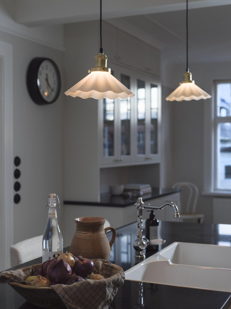 August Ø25 Hvid vindueslampe Fra PR Home - Plisseret lampesk&aelig;rm i opal hvidt glas og lampeholder i metal med b&oslash;rstet messing finish.