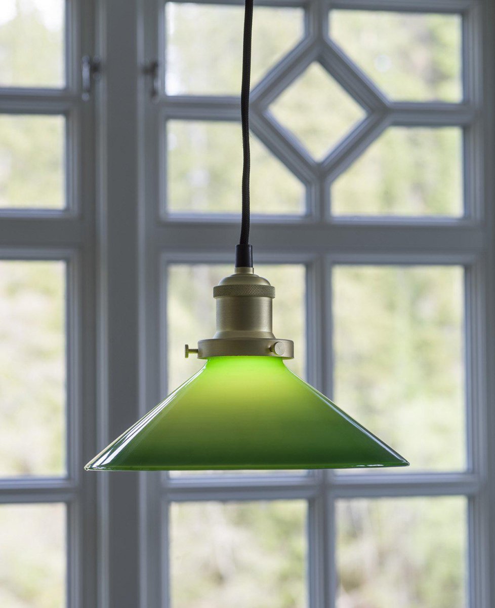 August Ø25 Grøn vindueslampe Fra PR Home - Lampesk&aelig;rm i gr&oslash;nt glas og lampesk&aelig;rm i metal med b&oslash;rstet messing finish.