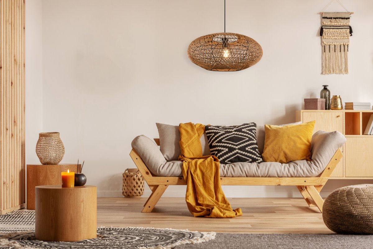 Hedda Ø52 Natur loftslampe Fra Trio Lighting - Det dekorative armatur HEDDA skaber sp&aelig;ndende kontraster og lysner rummene op med sin sisal-nisse, der kaster et m&oslash;nster af lys og skygge p&aring;; v&aelig;ggen.