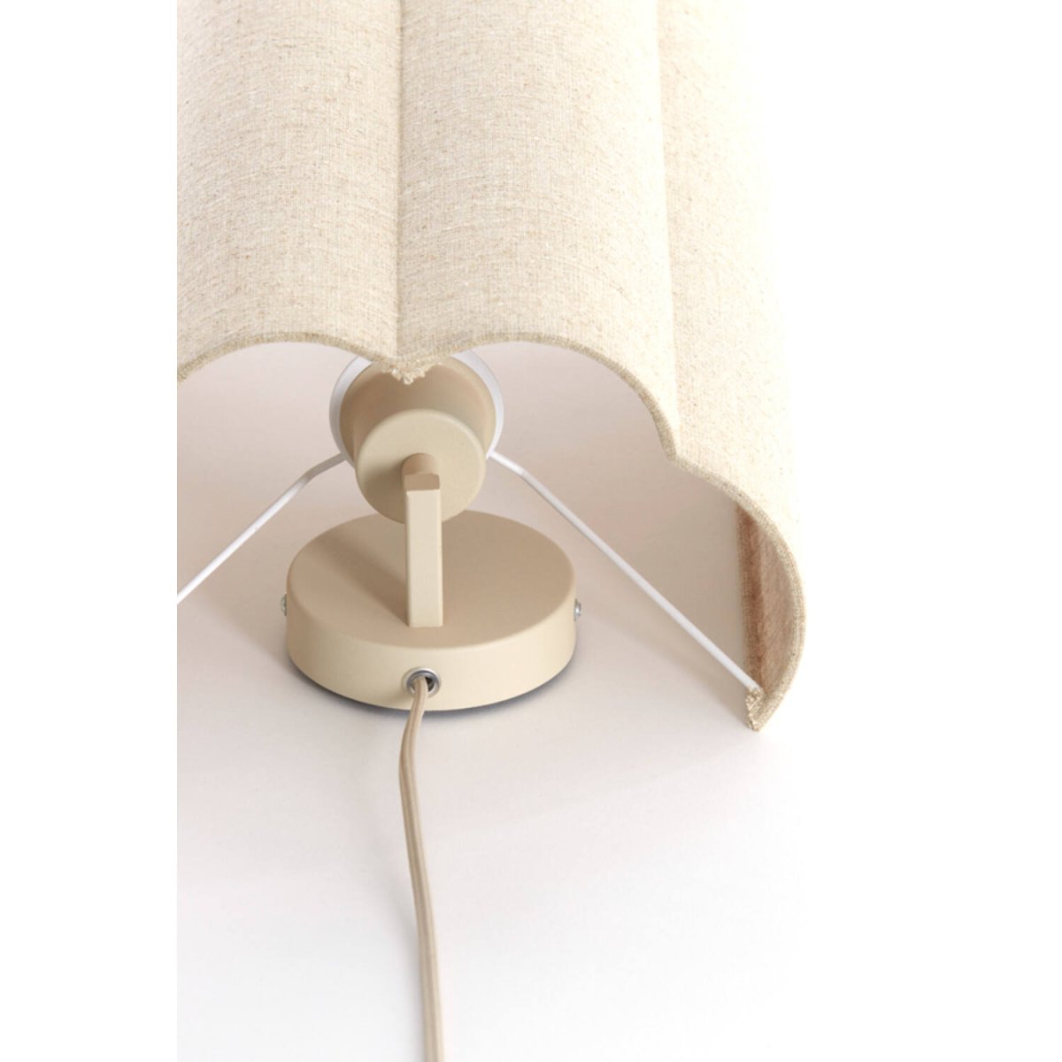 Fringe 40cm Beige væglampe Fra Light & Living - Fringe er en stilfuld væglampe med en skærm i naturfarvet hør.