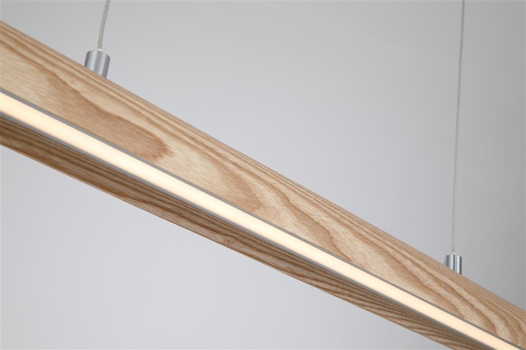 Kenzie 120cm Træ loftslampe Fra Searchlight - Kenzie-pendlen har et stilfuldt lineært design, hvor naturlig ask er kombineret med hvid akryl, hvilket giver et moderne og harmonisk udtryk.