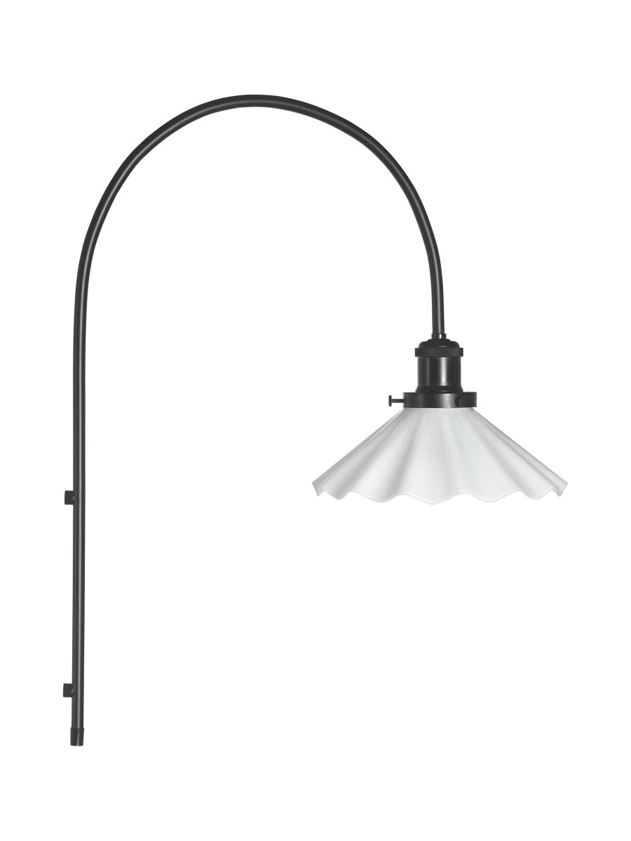 August 25cm Sort og hvid væglampe Fra PR Home - Glassk&aelig;rmen er plisseret med en opal finish og er anbragt i en lampeholder i sort b&oslash;rstet metal.
