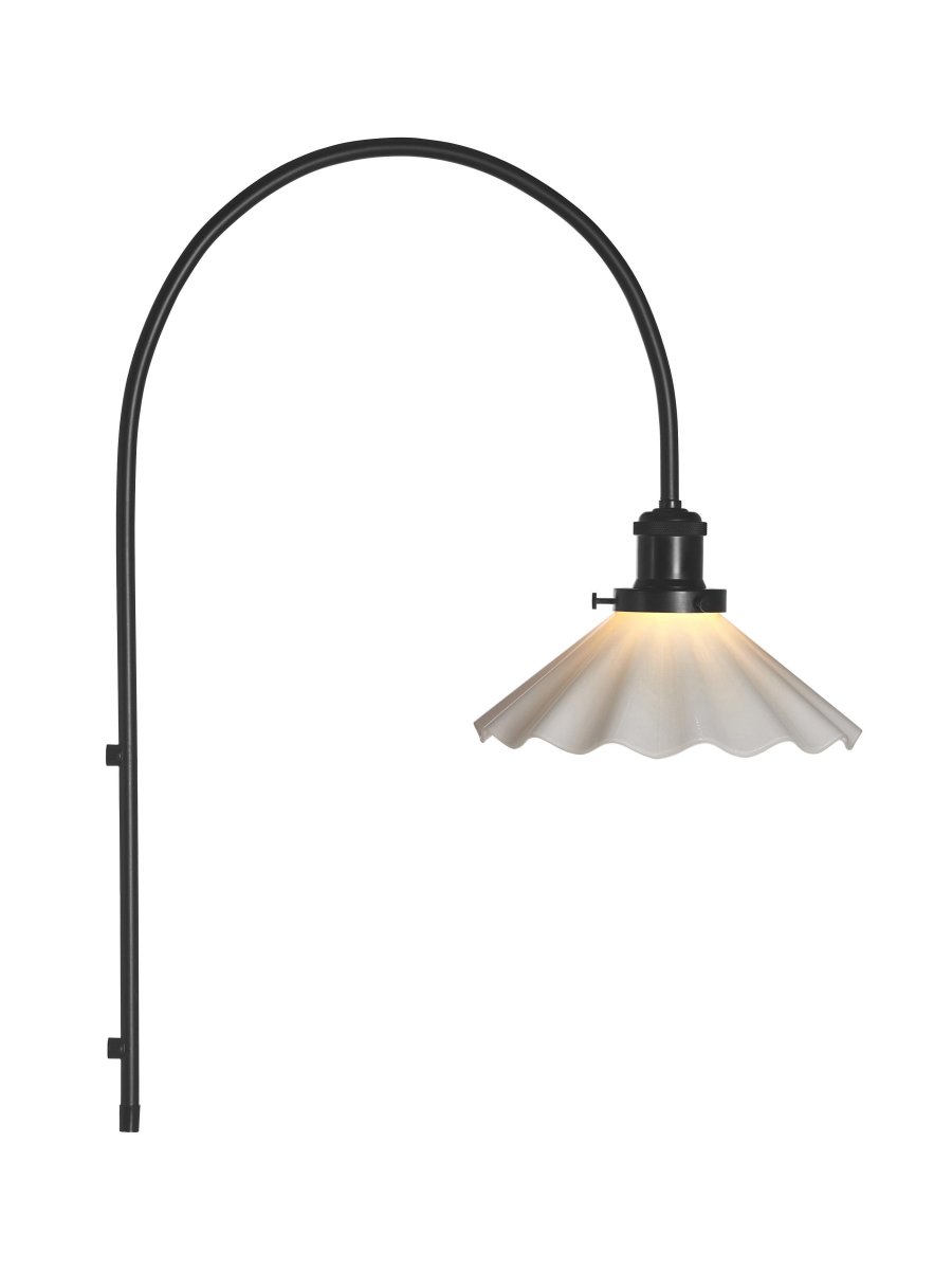 August 25cm Sort og hvid væglampe Fra PR Home - Glassk&aelig;rmen er plisseret med en opal finish og er anbragt i en lampeholder i sort b&oslash;rstet metal.