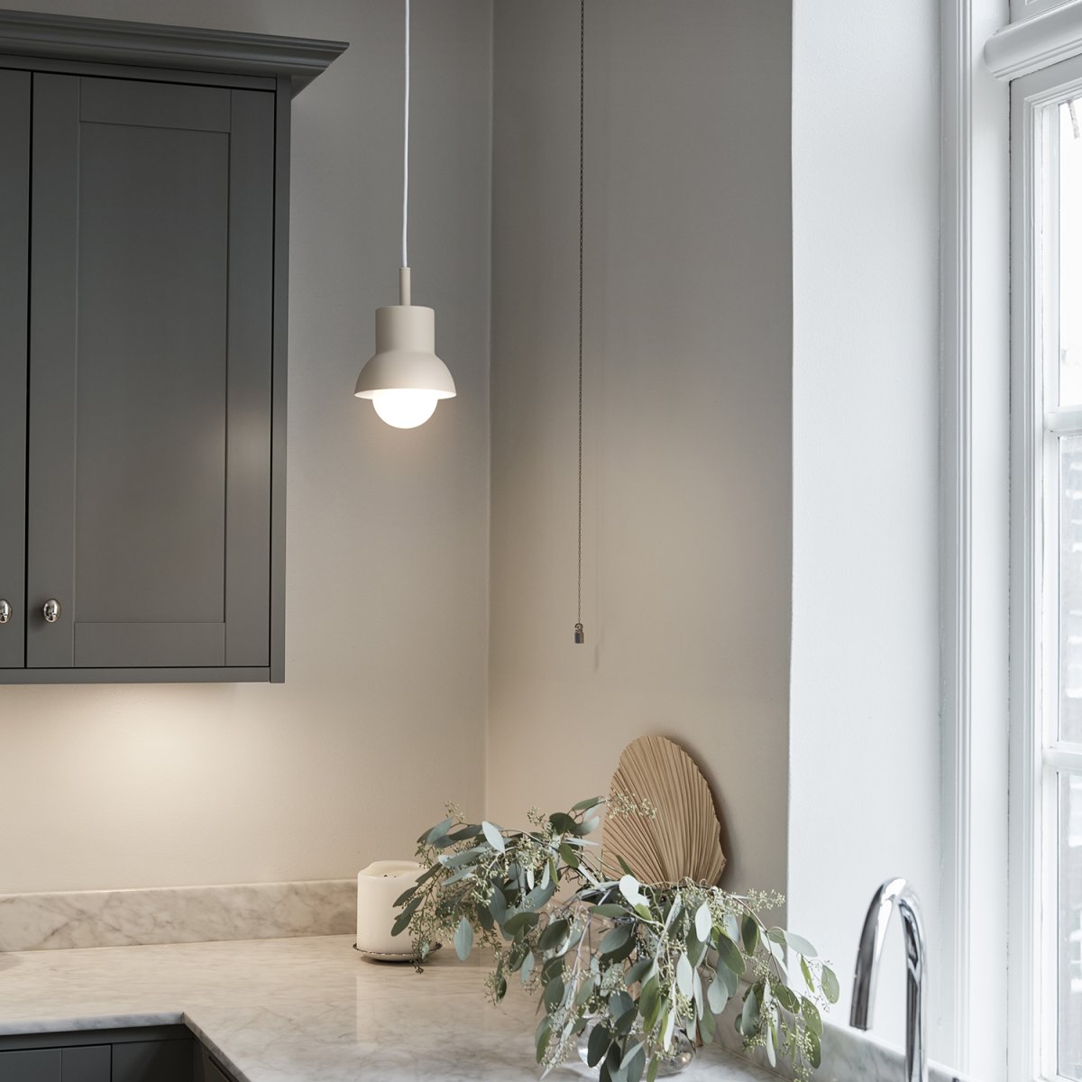 Down Ø15 Lys beige loftslampe Fra CO Bankeryd - Down 15 loftlampen har et ungdommeligt og tidssvarende design, der med sit stemningsfulde lys passer perfekt over spisebordet.