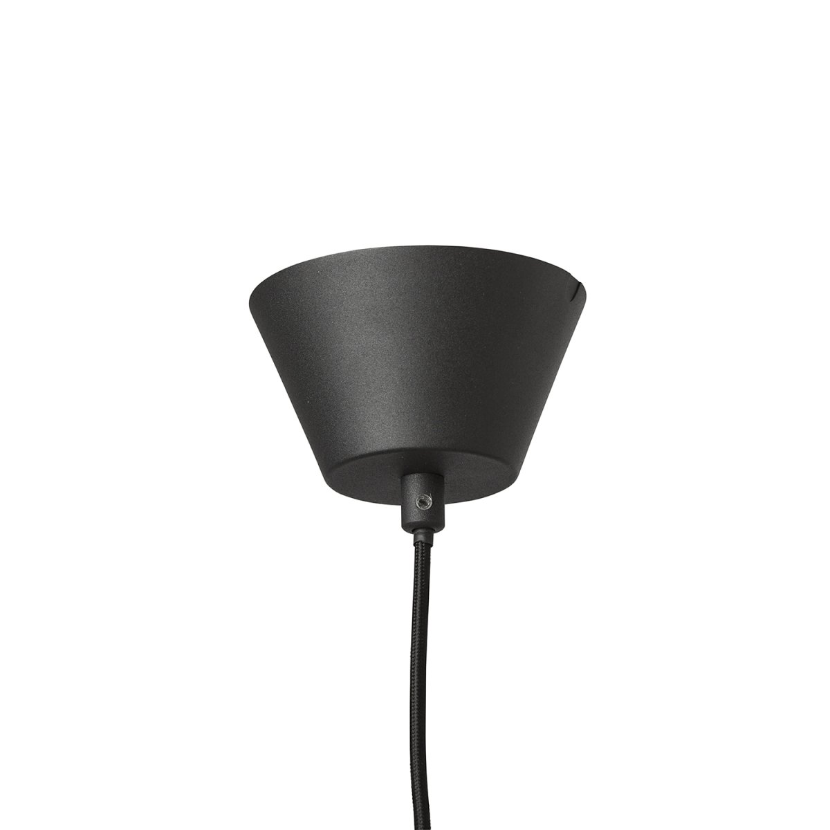 Down Ø15 Antracit loftslampe Fra CO Bankeryd - Down 15 loftslampe har et ungdommeligt og tidssvarende design, som med sit stemningsfulde lys passer perfekt over spisebordet.