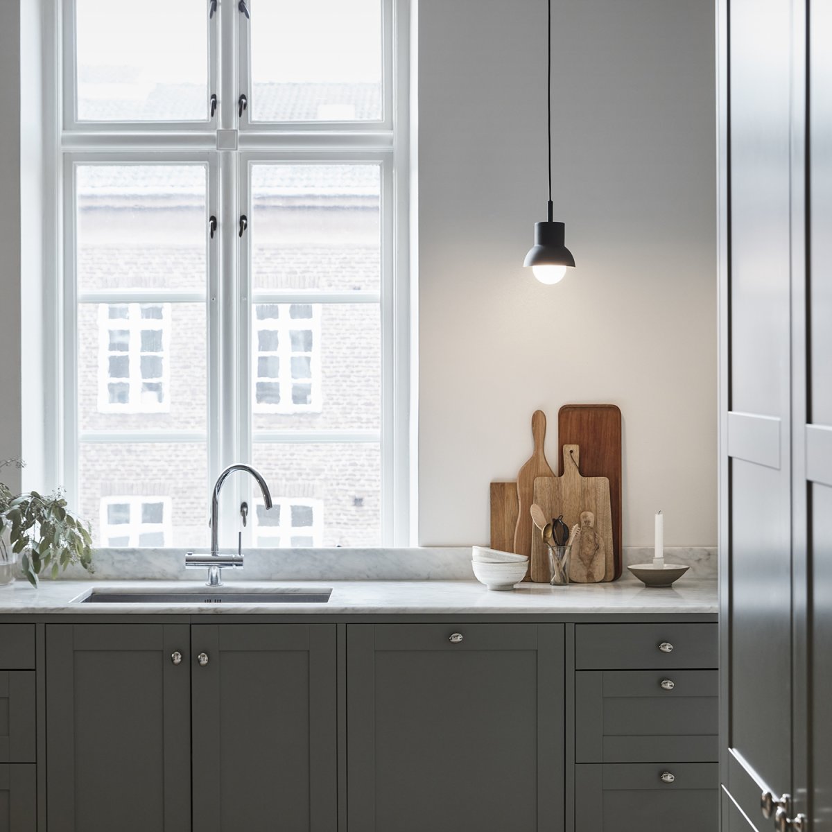 Down Ø15 Antracit loftslampe Fra CO Bankeryd - Down 15 loftslampe har et ungdommeligt og tidssvarende design, som med sit stemningsfulde lys passer perfekt over spisebordet.