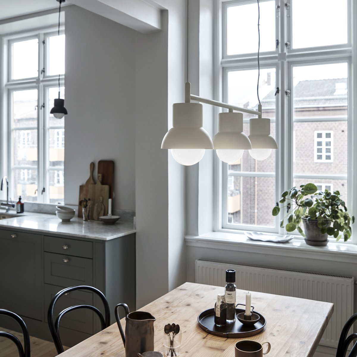 Down Long 82cm Lys beige loftslampe Fra CO Bankeryd - Down Long loftslampen har et ungdommeligt og skandinavisk design, som med sit atmosfæriske lys passer perfekt over spisebordet, da den oplyser hjemmets omdrejningspunkt.