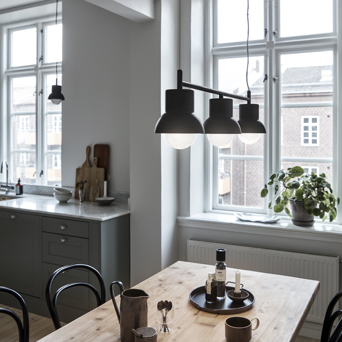 Down Long 82cm Antracit loftslampe Fra CO Bankeryd - Down Long loftslampen har et ungdommeligt og skandinavisk design, som med sit atmosfæriske lys passer perfekt over spisebordet, da den oplyser hjemmets omdrejningspunkt.