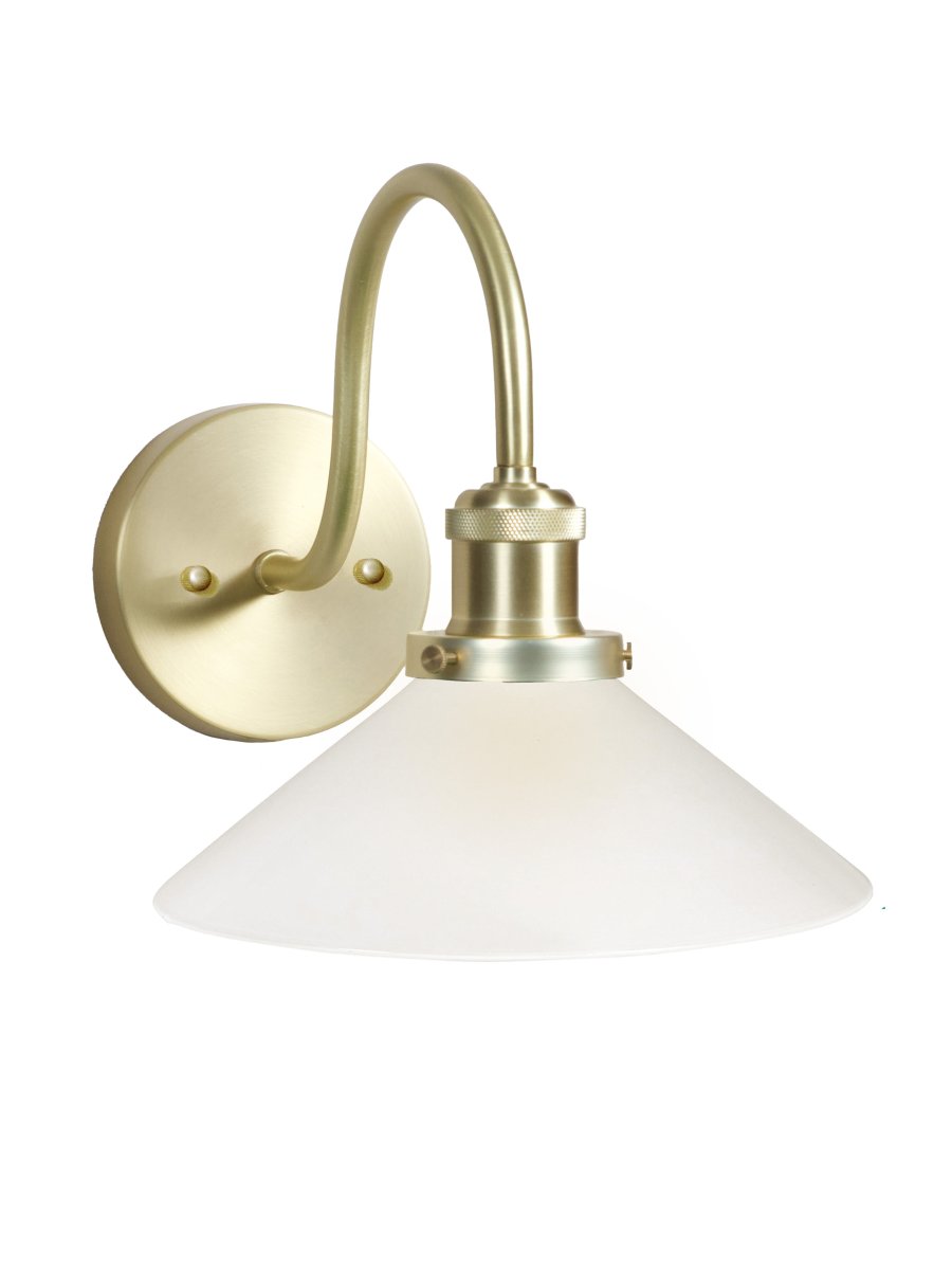 August 38cm Messing/hvid badeværelseslampe Fra PR Home - Denne skomagerlampe er specielt designet til badev&aelig;relser og har en elegant glassk&aelig;rm p&aring; 25 cm i diameter, der spreder lyset bl&oslash;dt og j&aelig;vnt.