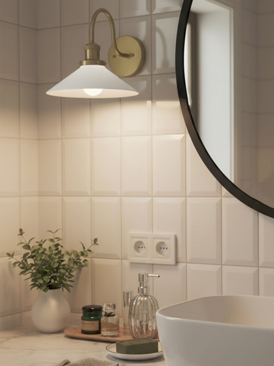 August 38cm Messing/hvid badeværelseslampe Fra PR Home - Denne skomagerlampe er specielt designet til badev&aelig;relser og har en elegant glassk&aelig;rm p&aring; 25 cm i diameter, der spreder lyset bl&oslash;dt og j&aelig;vnt.