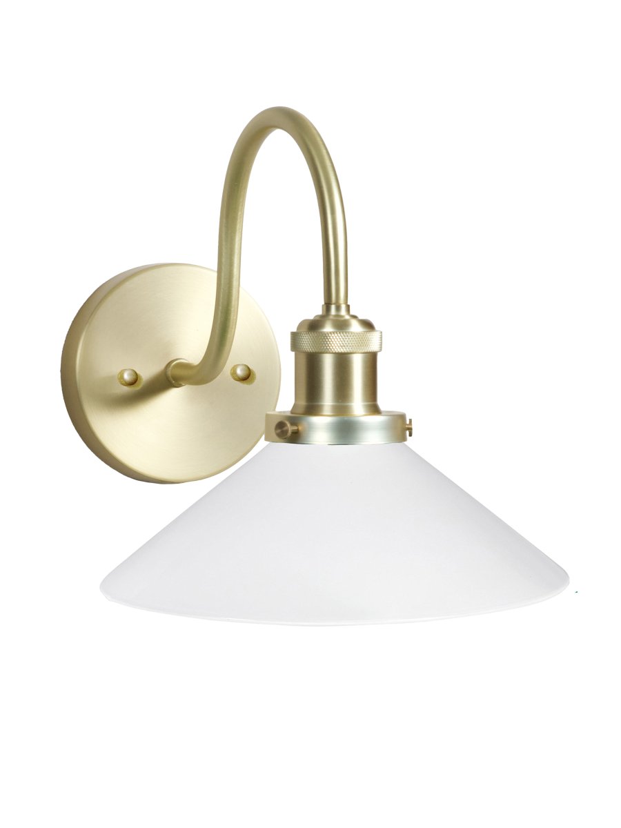 August 38cm Messing/hvid badeværelseslampe Fra PR Home - Denne skomagerlampe er specielt designet til badev&aelig;relser og har en elegant glassk&aelig;rm p&aring; 25 cm i diameter, der spreder lyset bl&oslash;dt og j&aelig;vnt.