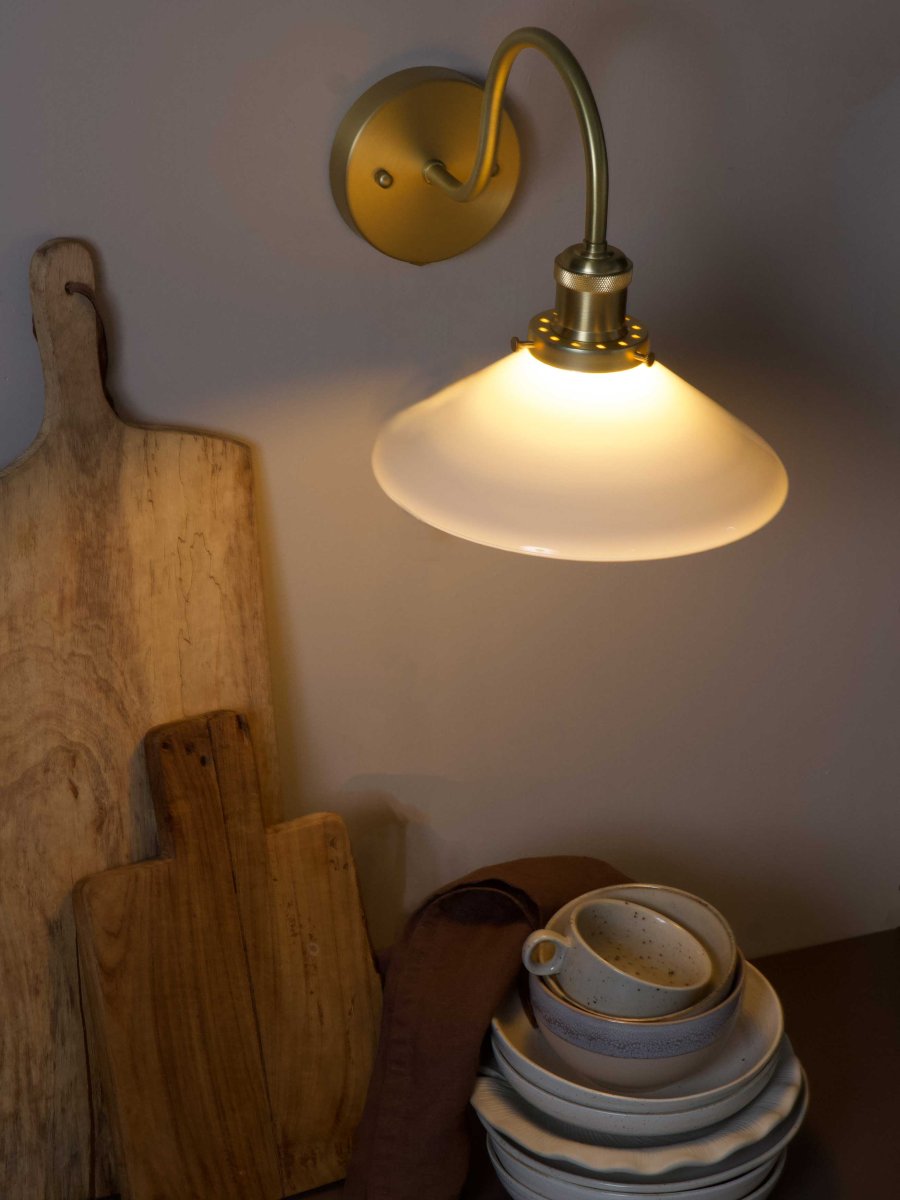 August 38cm Messing/hvid badeværelseslampe Fra PR Home - Denne skomagerlampe er specielt designet til badev&aelig;relser og har en elegant glassk&aelig;rm p&aring; 25 cm i diameter, der spreder lyset bl&oslash;dt og j&aelig;vnt.