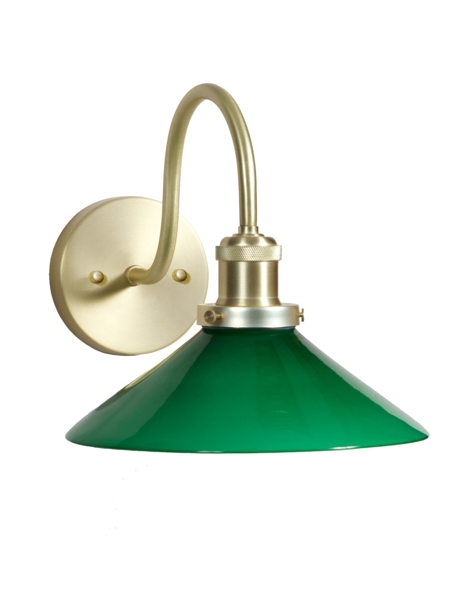 August 38cm Messing/grøn badeværelseslampe Fra PR Home - Denne skomagerlampe er specielt designet til badev&aelig;relser og har en elegant glassk&aelig;rm p&aring; 25 cm i diameter, der spreder lyset bl&oslash;dt og j&aelig;vnt.