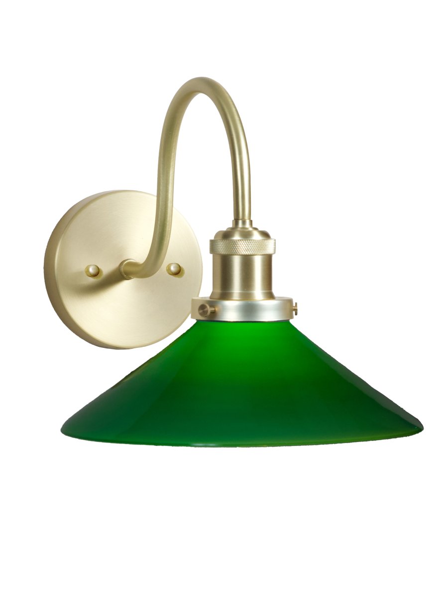 August 38cm Messing/grøn badeværelseslampe Fra PR Home - Denne skomagerlampe er specielt designet til badev&aelig;relser og har en elegant glassk&aelig;rm p&aring; 25 cm i diameter, der spreder lyset bl&oslash;dt og j&aelig;vnt.