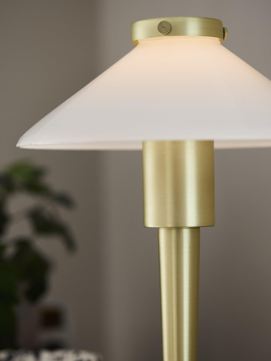 August 34cm Messing bordlampe Fra PR Home - Lampeskærmen er lavet af glas og skrues fast; placeres ved hjælp af en metalhætte i samme finish som foden.