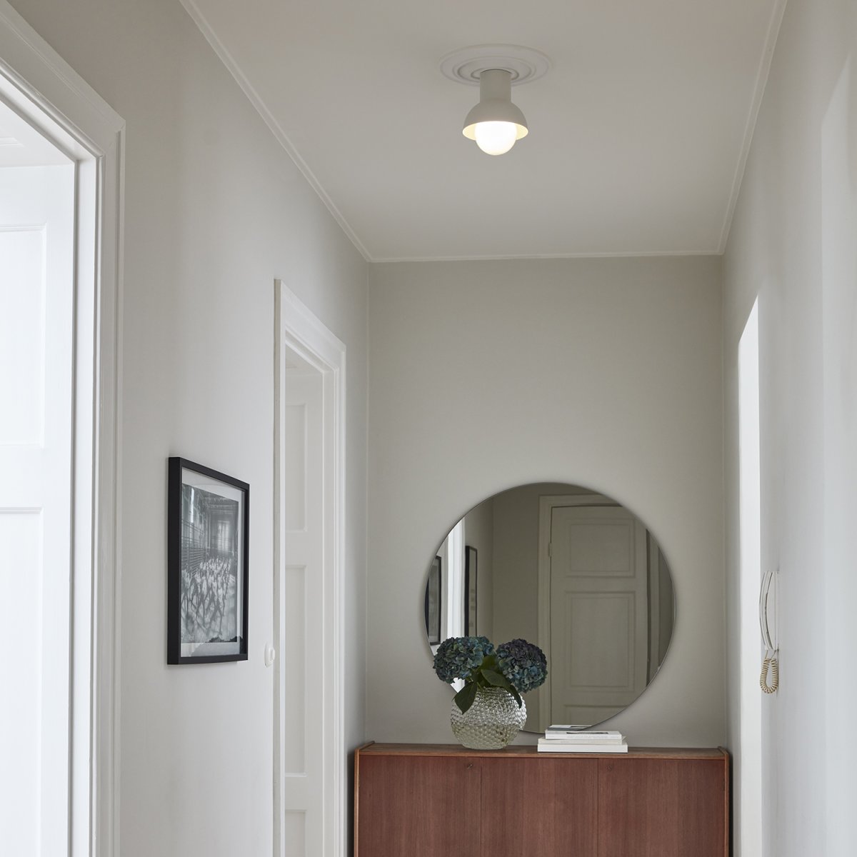 Down Ø20 Lys beige plafond Fra CO Bankeryd - Down plafond har et ungdommeligt og skandinavisk design, som med sit atmosf&aelig;riske lys passer perfekt ind i en hall eller k&oslash;kken.