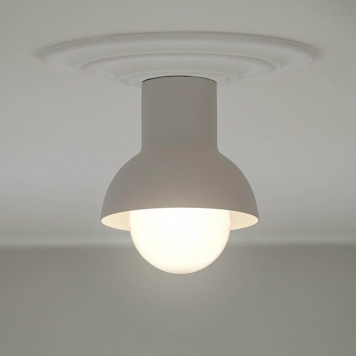 Down Ø20 Lys beige plafond Fra CO Bankeryd - Down plafond har et ungdommeligt og skandinavisk design, som med sit atmosf&aelig;riske lys passer perfekt ind i en hall eller k&oslash;kken.