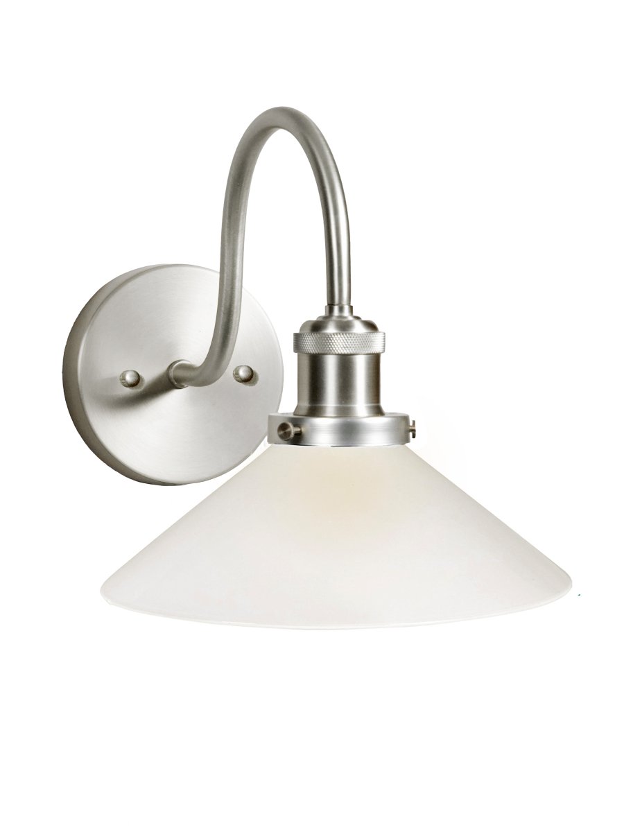 August 38cm Krom/hvid badeværelseslampe Fra PR Home - Denne skomagerlampe er specielt tilpasset til badev&aelig;relser og har en elegant glassk&aelig;rm p&aring; 25 cm i diameter, der spreder lyset bl&oslash;dt og j&aelig;vnt.