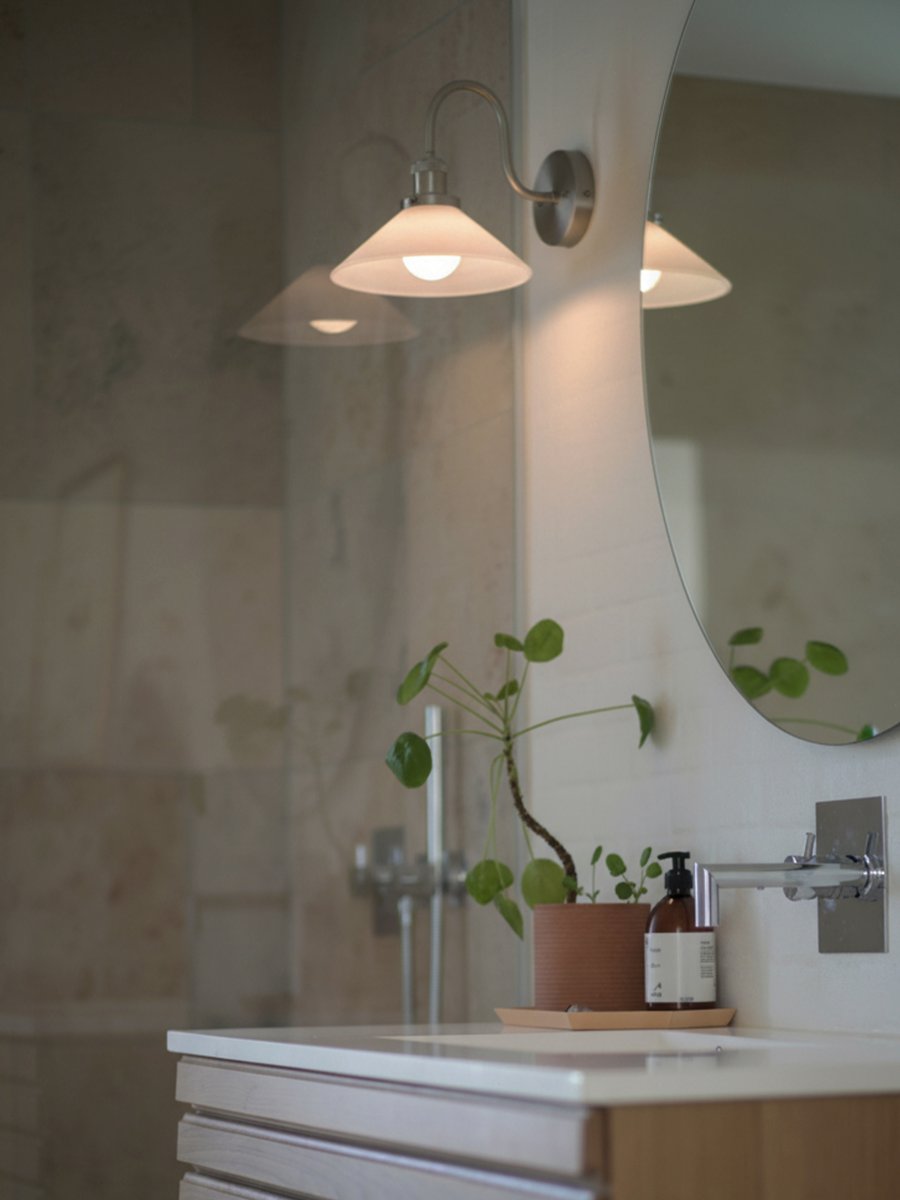 August 38cm Krom/hvid badeværelseslampe Fra PR Home - Denne skomagerlampe er specielt tilpasset til badev&aelig;relser og har en elegant glassk&aelig;rm p&aring; 25 cm i diameter, der spreder lyset bl&oslash;dt og j&aelig;vnt.