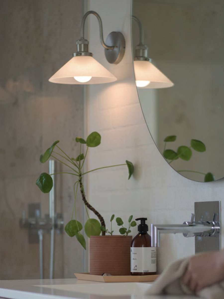 August 38cm Krom/hvid badeværelseslampe Fra PR Home - Denne skomagerlampe er specielt tilpasset til badev&aelig;relser og har en elegant glassk&aelig;rm p&aring; 25 cm i diameter, der spreder lyset bl&oslash;dt og j&aelig;vnt.