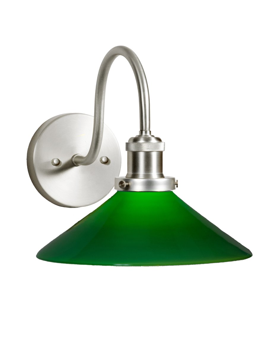 August 38cm Krom/grøn badeværelseslampe Fra PR Home - Denne skomagerlampe er specielt tilpasset til badev&aelig;relser og har en elegant glassk&aelig;rm p&aring; 25 cm i diameter, der spreder lyset bl&oslash;dt og j&aelig;vnt.