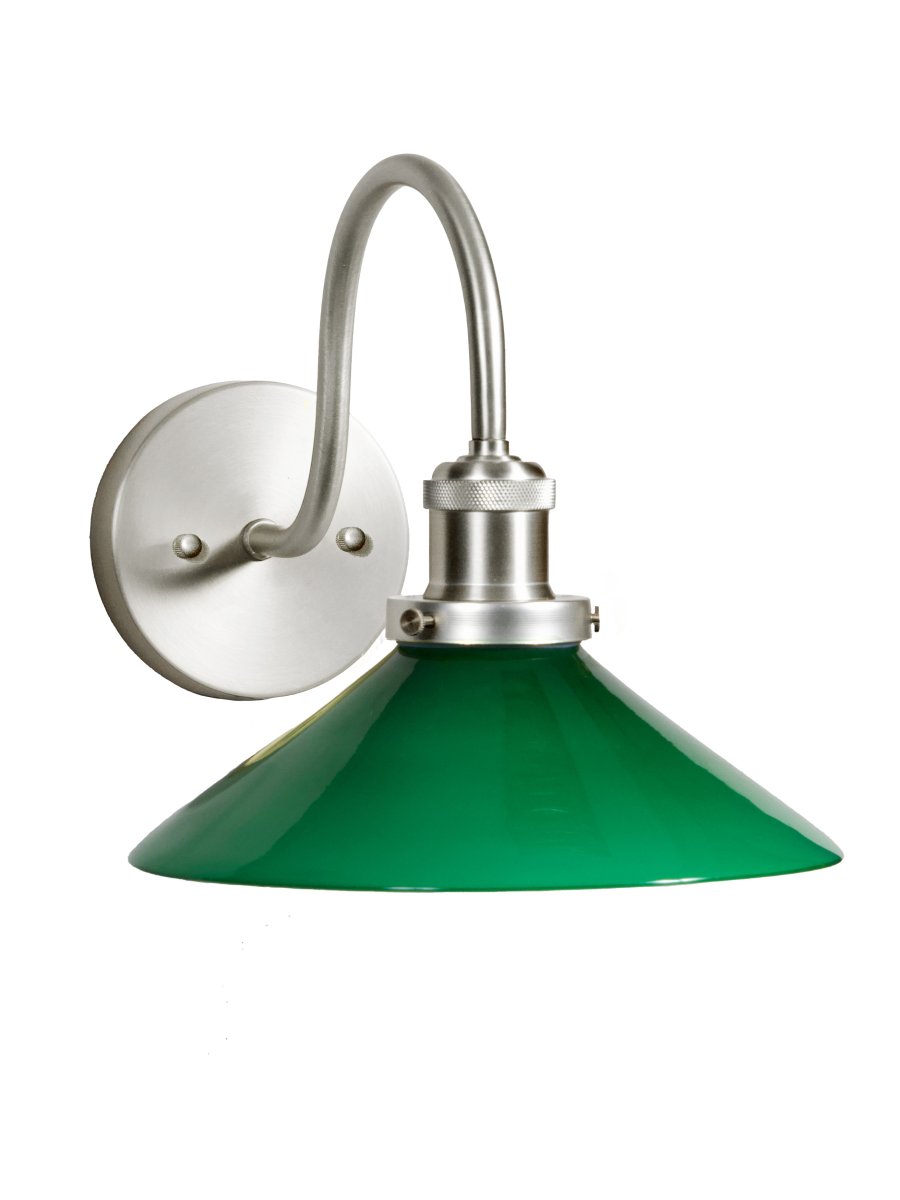 August 38cm Krom/grøn badeværelseslampe Fra PR Home - Denne skomagerlampe er specielt tilpasset til badev&aelig;relser og har en elegant glassk&aelig;rm p&aring; 25 cm i diameter, der spreder lyset bl&oslash;dt og j&aelig;vnt.