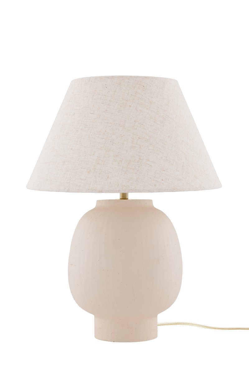 Lorenzo 46cm Beige bordlampe Fra Globen Lighting - Den h&aring;ndlavede struktur giver hver lampe et naturligt og livligt udtryk, mens den beige tekstilsk&aelig;rm bidrager til en bl&oslash;d og hyggelig fornemmelse.