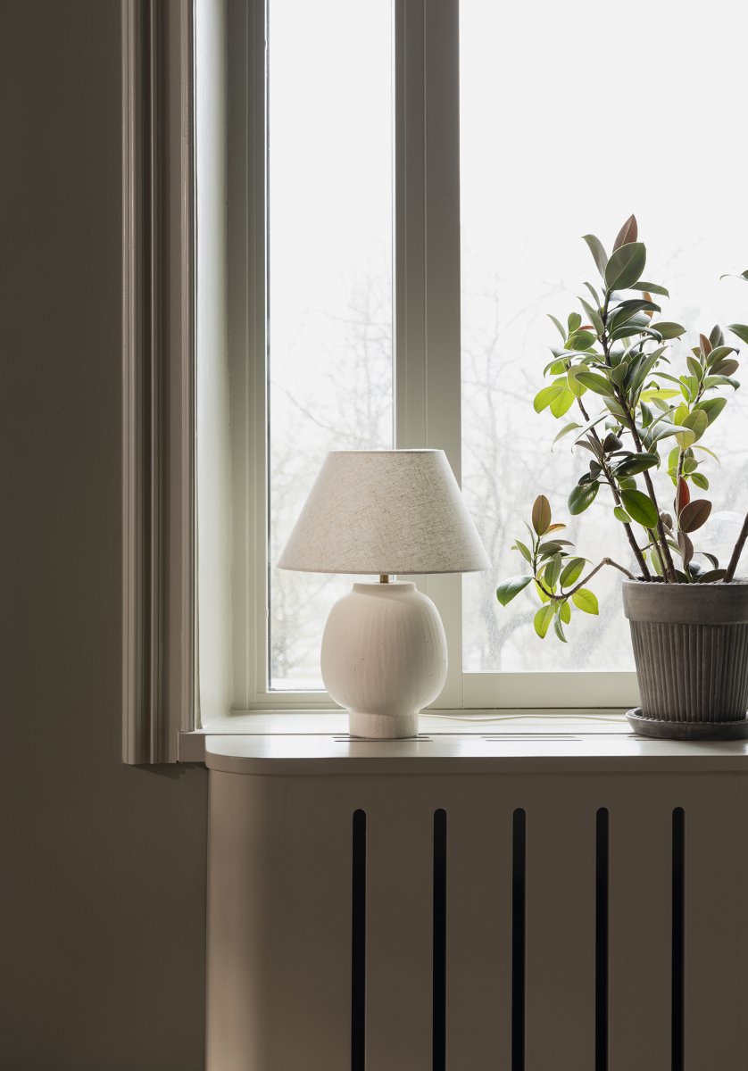 Lorenzo 46cm Beige bordlampe Fra Globen Lighting - Den h&aring;ndlavede struktur giver hver lampe et naturligt og livligt udtryk, mens den beige tekstilsk&aelig;rm bidrager til en bl&oslash;d og hyggelig fornemmelse.