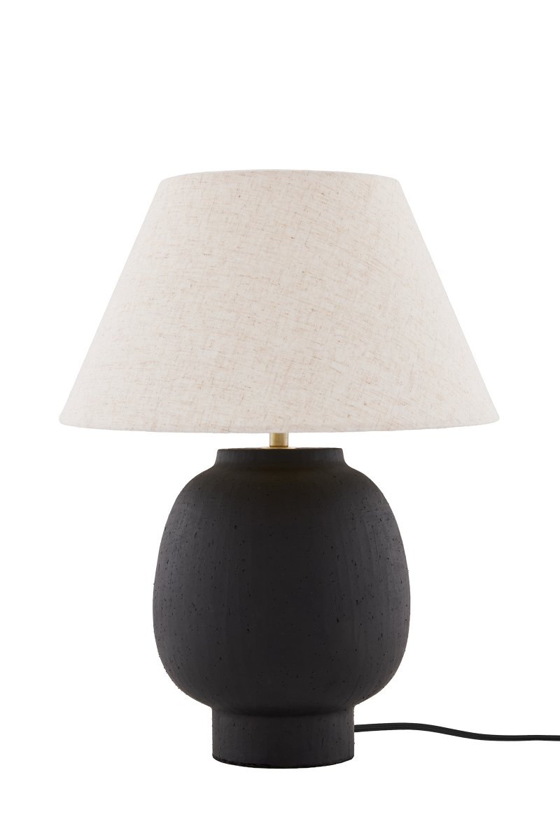 Lorenzo 46cm Sort bordlampe Fra Globen Lighting - Lorenzo er en robust og karakterfuld bordlampe i sort keramik med en mat, let finish.