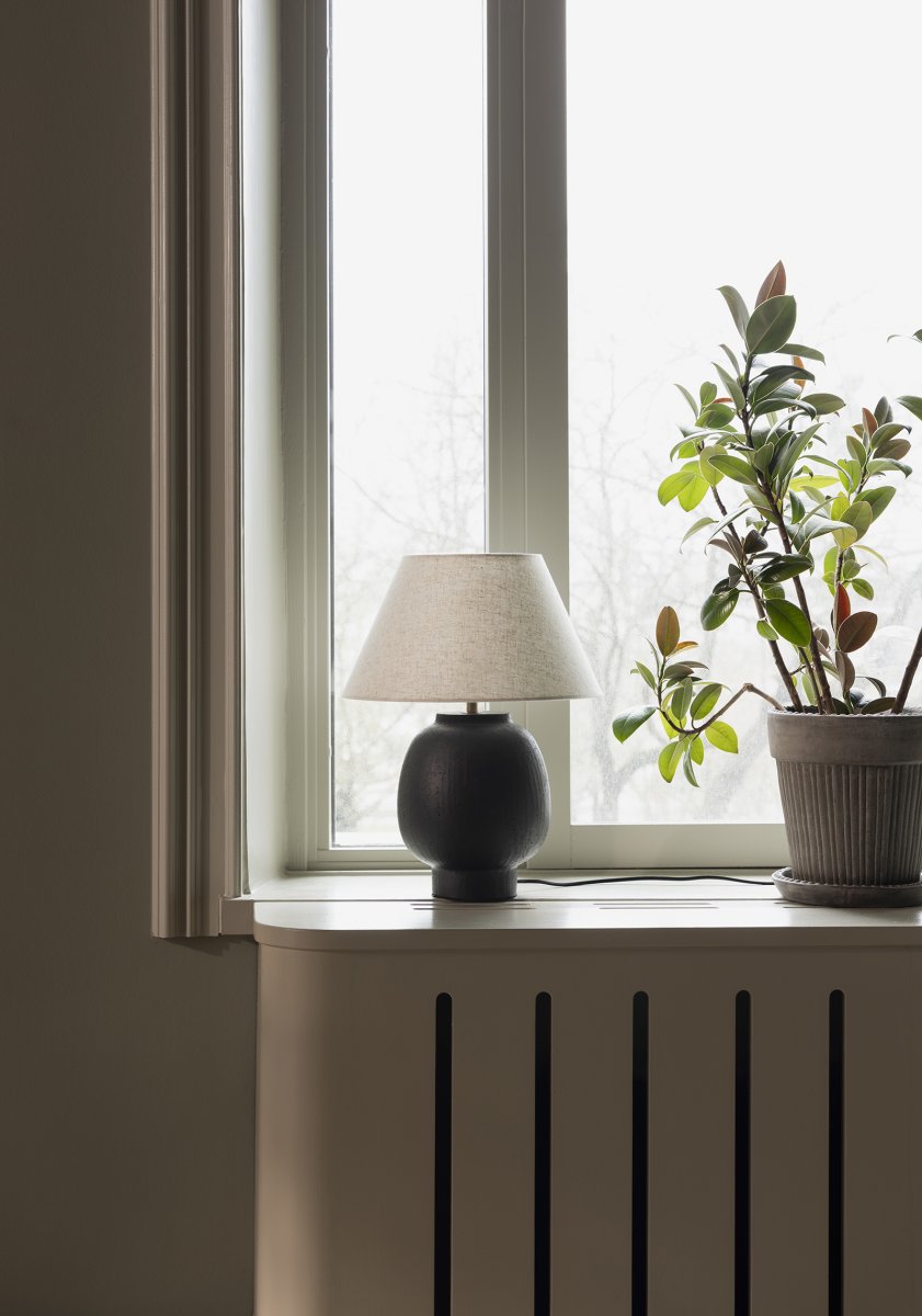 Lorenzo 46cm Sort bordlampe Fra Globen Lighting - Lorenzo er en robust og karakterfuld bordlampe i sort keramik med en mat, let finish.