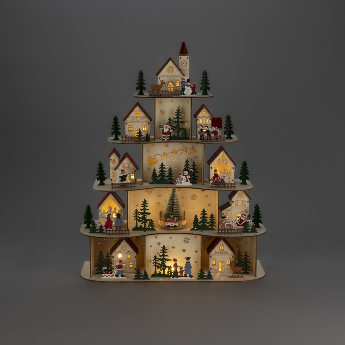 Juleby LED 48cm Træ Fra Konstsmide - Julelandsbyen drives af 3 AA-batterier (medf&oslash;lger ikke) og er ogs&aring; udstyret med en timerfunktion, 6 timer t&aelig;ndt og 18 timer slukket, hvilket g&oslash;r den b&aring;de praktisk og energieffektiv.