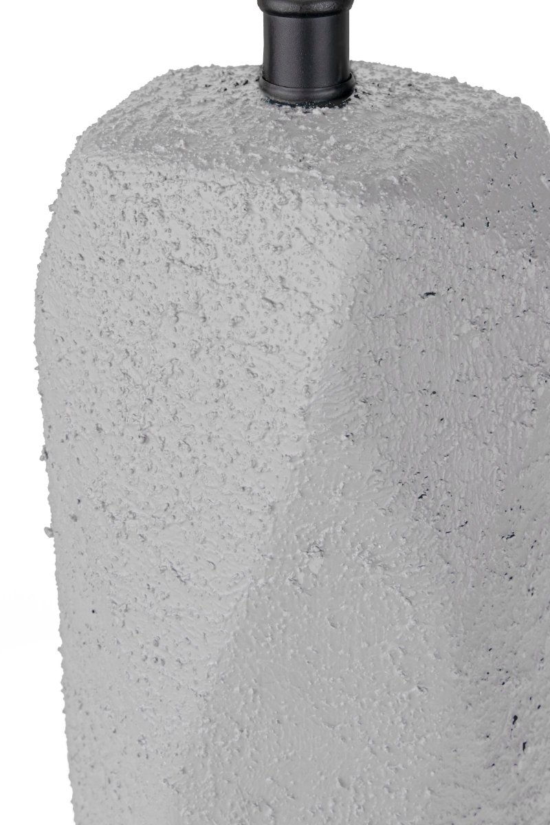Massi 56cm Grå bordlampe Fra Globen Lighting - Lampefoden er lavet af pulverlakeret grå; keramik, som giver et organisk og interessant udtryk.