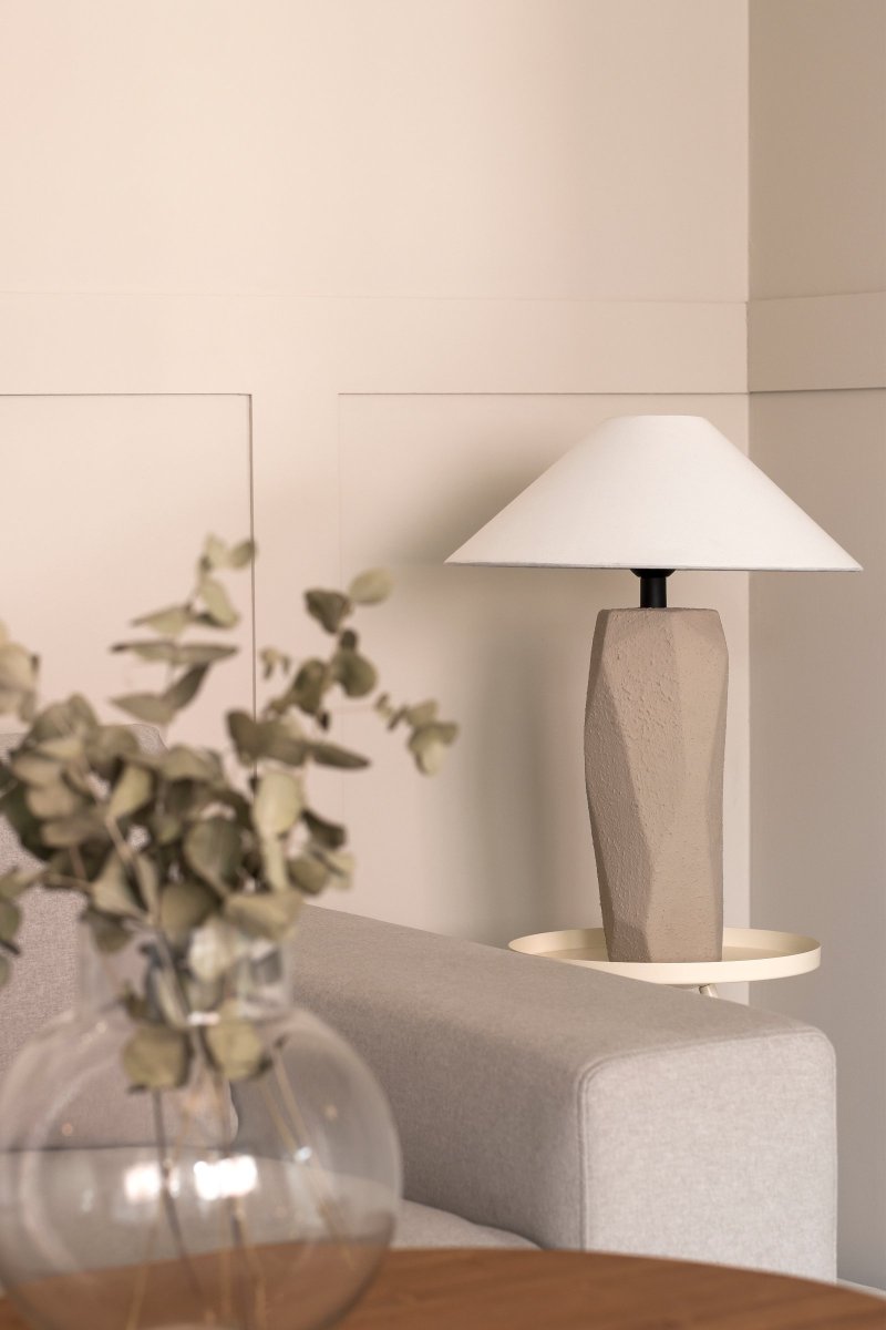 Massi 56cm Grå bordlampe Fra Globen Lighting - Lampefoden er lavet af pulverlakeret grå; keramik, som giver et organisk og interessant udtryk.