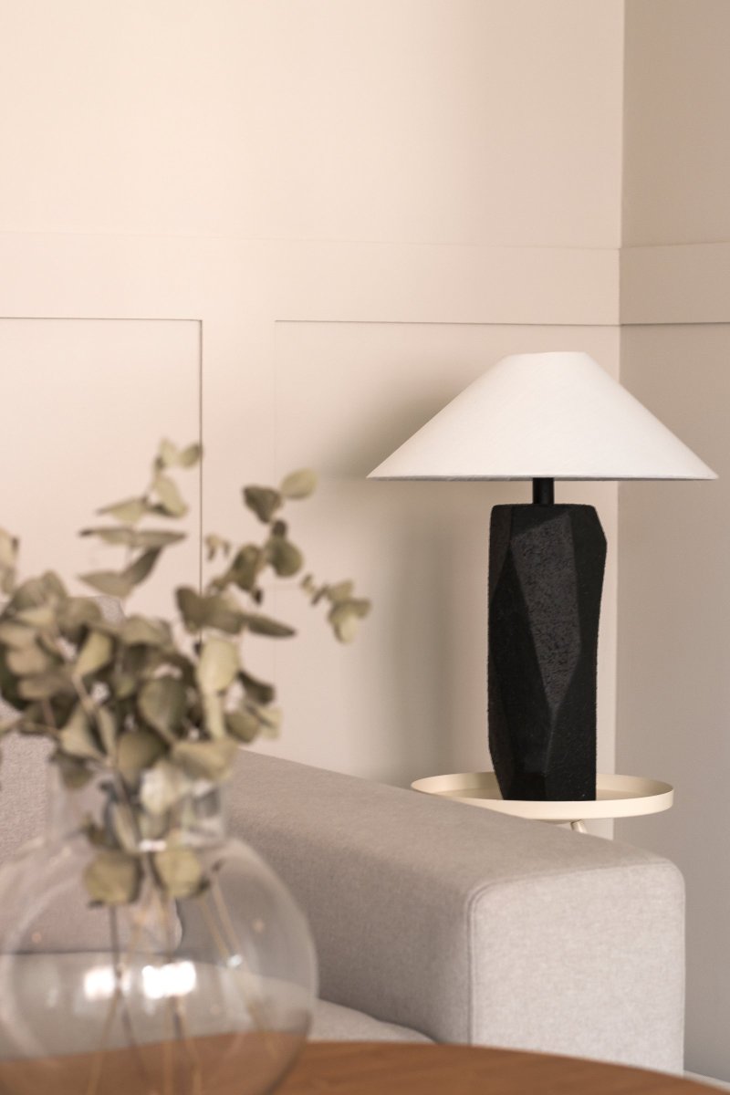 Massi 56cm Sort bordlampe Fra Globen Lighting - Lampesk&aelig;rmen i hvid bomuld er 40 cm i nedre diameter, 5 cm i &oslash;vre diameter og har en h&oslash;jde p&aring; 14 cm.