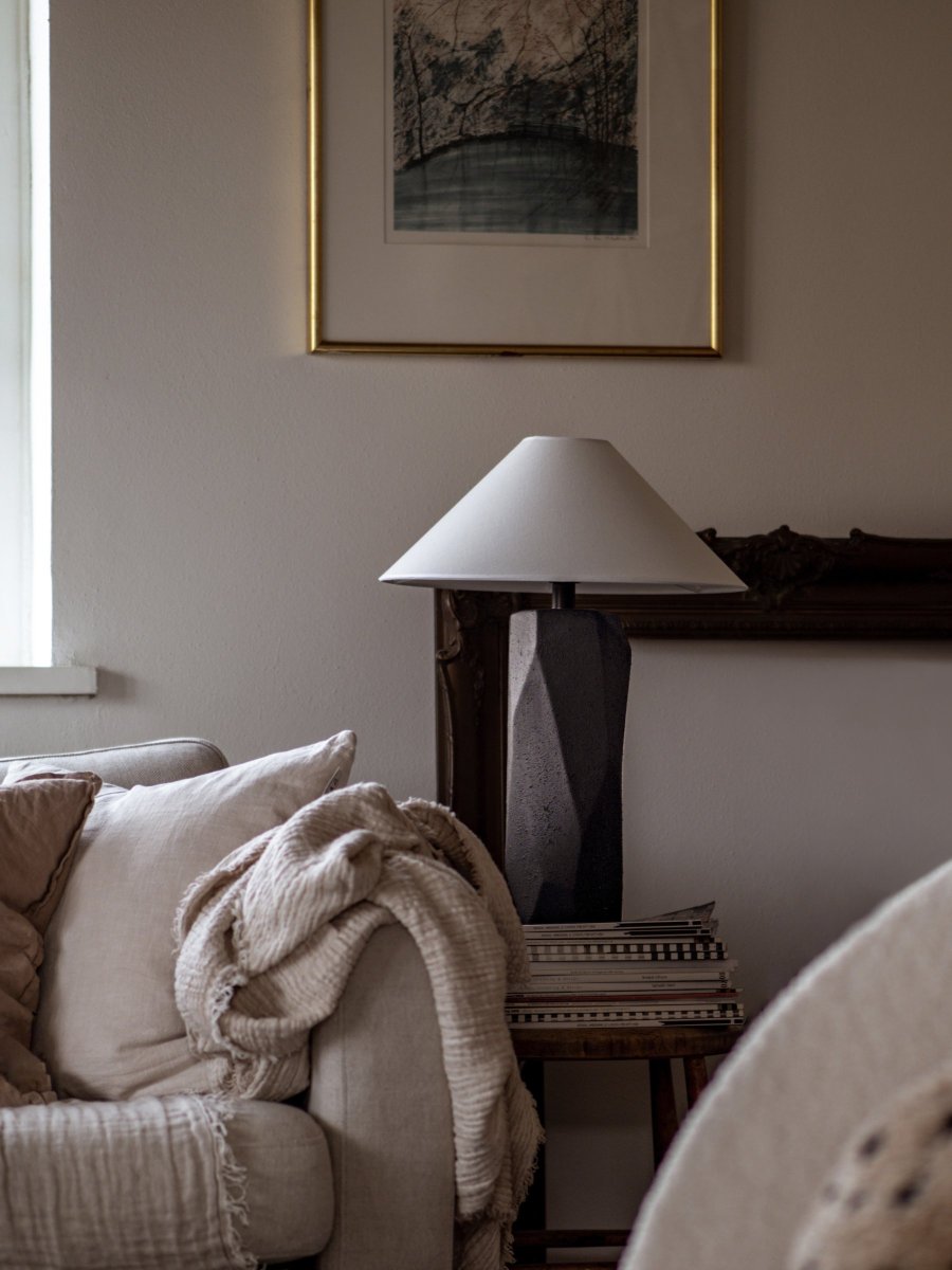 Massi 56cm Sort bordlampe Fra Globen Lighting - Lampesk&aelig;rmen i hvid bomuld er 40 cm i nedre diameter, 5 cm i &oslash;vre diameter og har en h&oslash;jde p&aring; 14 cm.