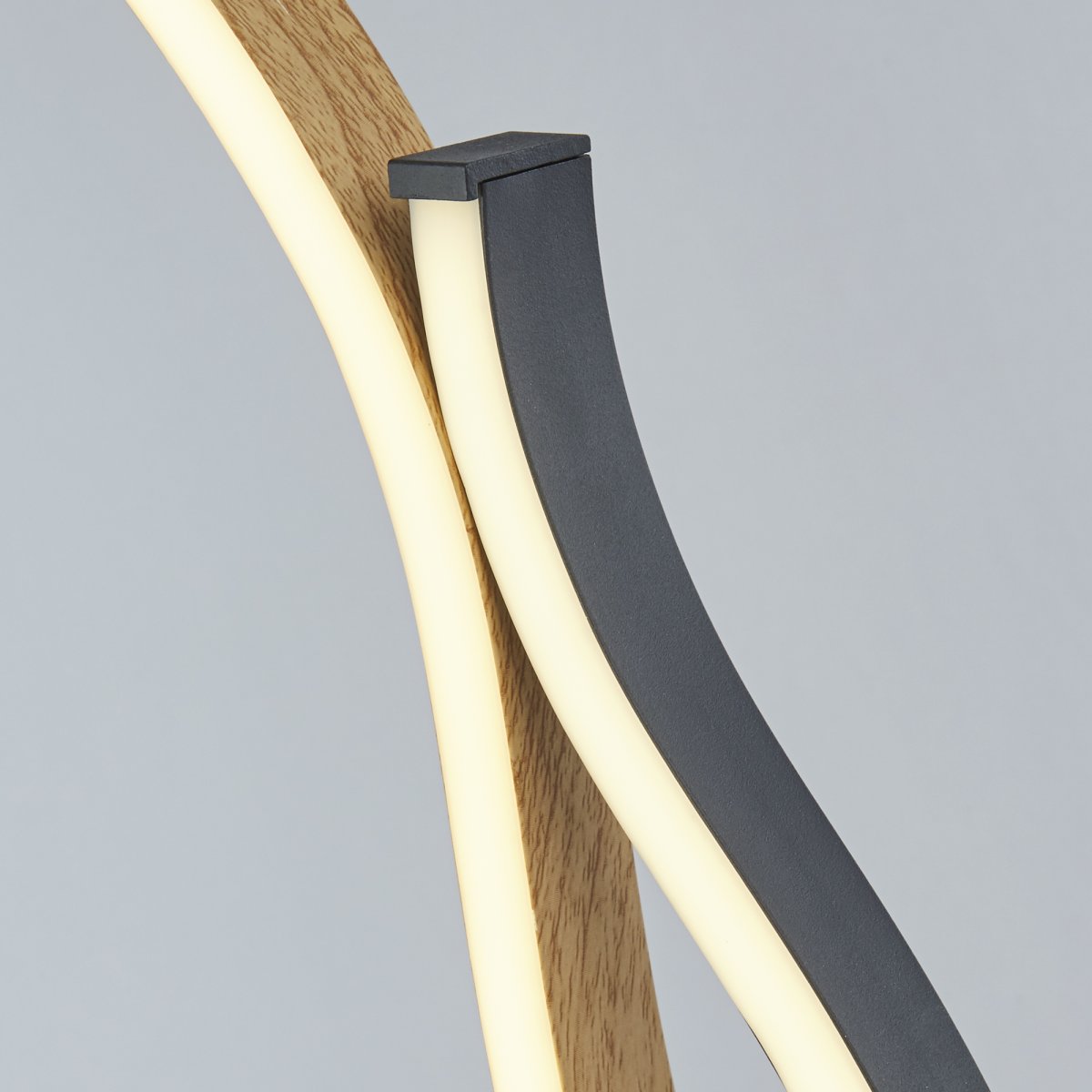 Bloom 48cm Sand sort bordlampe Fra Searchlight - Denne bordlampe kombinerer innovativ teknologi og moderne æstetik i en elegant bølgende form.
