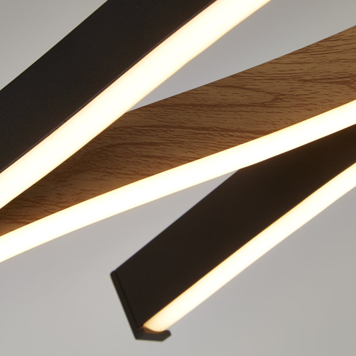 Bloom 108cm Sort loftslampe Fra Searchlight - Bloom pendel i sort metal og træeffekt er en imponerende indretningsdetalje, der kombinerer stil og funktion til at løfte stuen eller spisestuen.