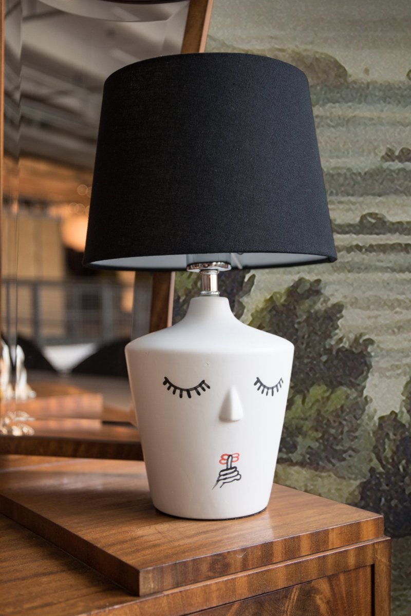 Nora 43cm Hvid bordlampe Fra Globen Lighting - Bordlampe i hvid keramik med malede flader p&aring;; b&aring;de for- og bagside i sort med dybr&oslash;de konturl&aelig;ber.