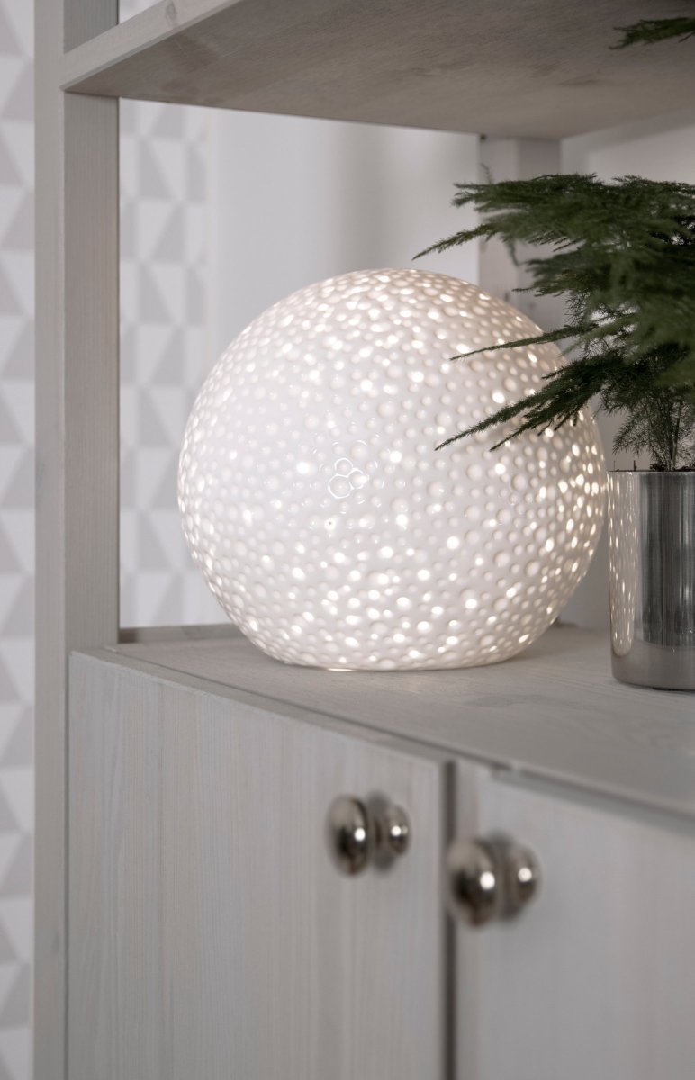 Moonlight 20cm Hvid bordlampe Fra Globen Lighting - Moonlight XL er håndlavet i Glossy White keramik og skaber en dejlig atmosfære, når den kaster fantastiske skygger i rummet.