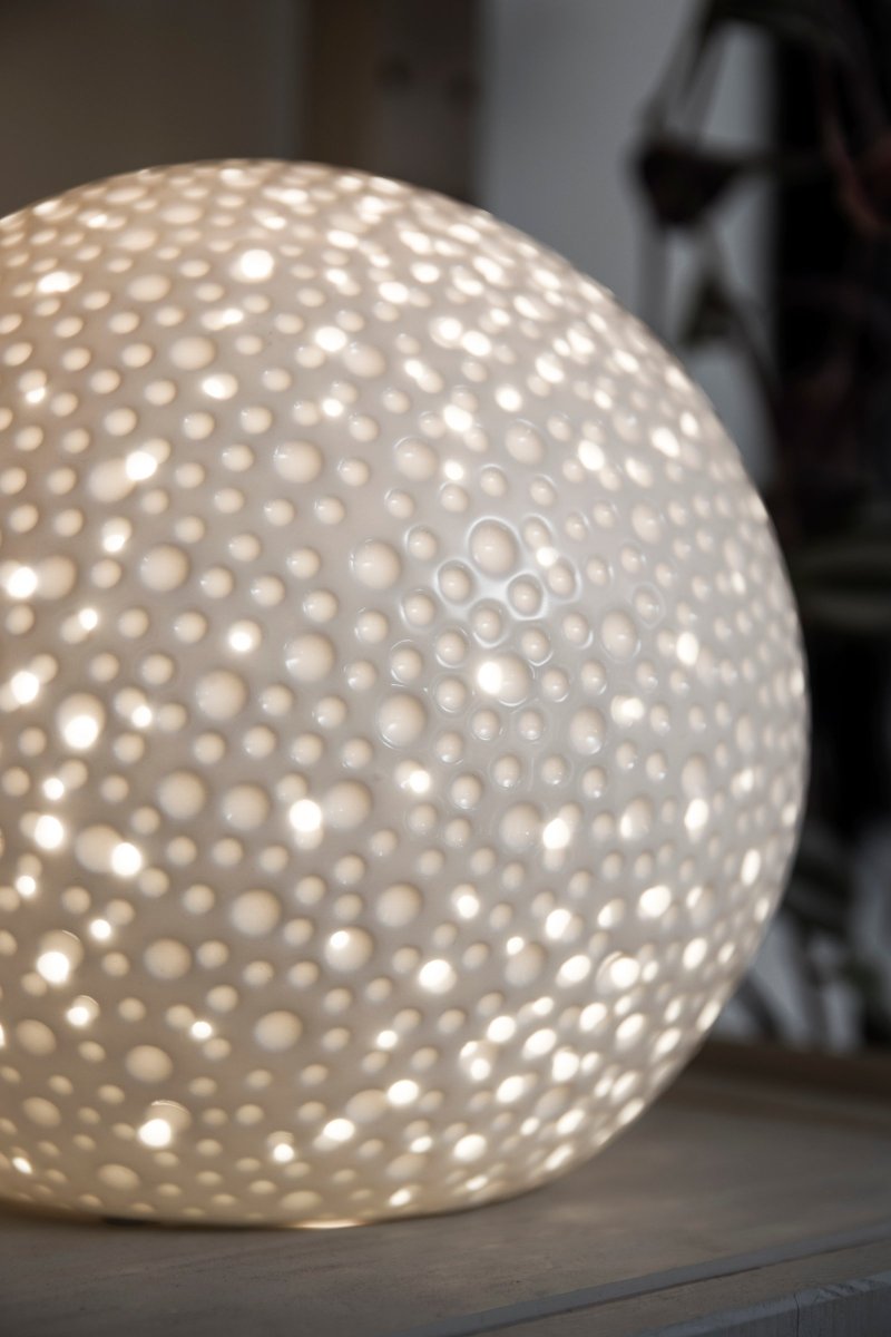 Moonlight 20cm Hvid bordlampe Fra Globen Lighting - Moonlight XL er håndlavet i Glossy White keramik og skaber en dejlig atmosfære, når den kaster fantastiske skygger i rummet.