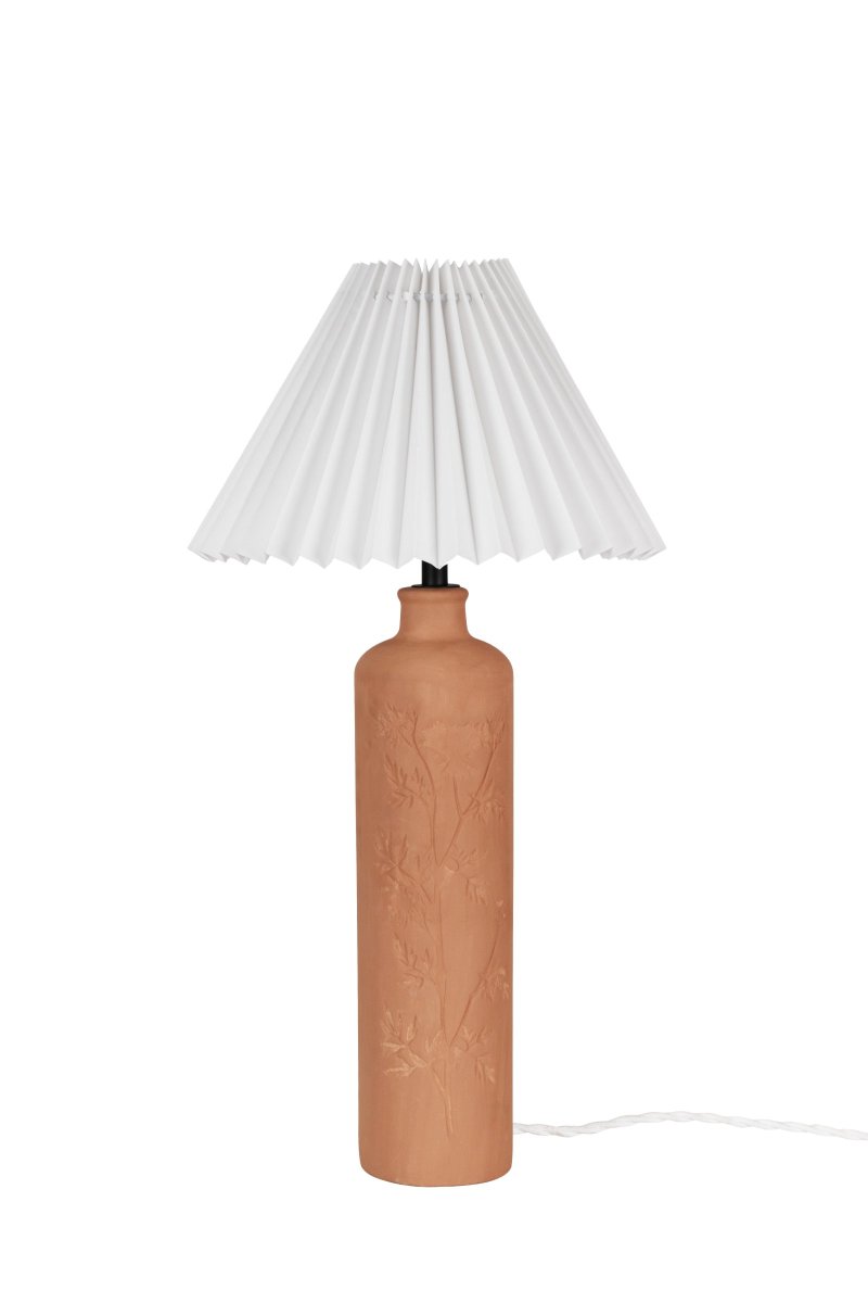 Flora 46cm Terracotta bordlampe Fra Globen Lighting - Johanna ville designe en lampe, der blev skabt af materialer, farver og former, der reflekteres i naturen, og som passer ind i b&aring;de landlige og moderne omgivelser.