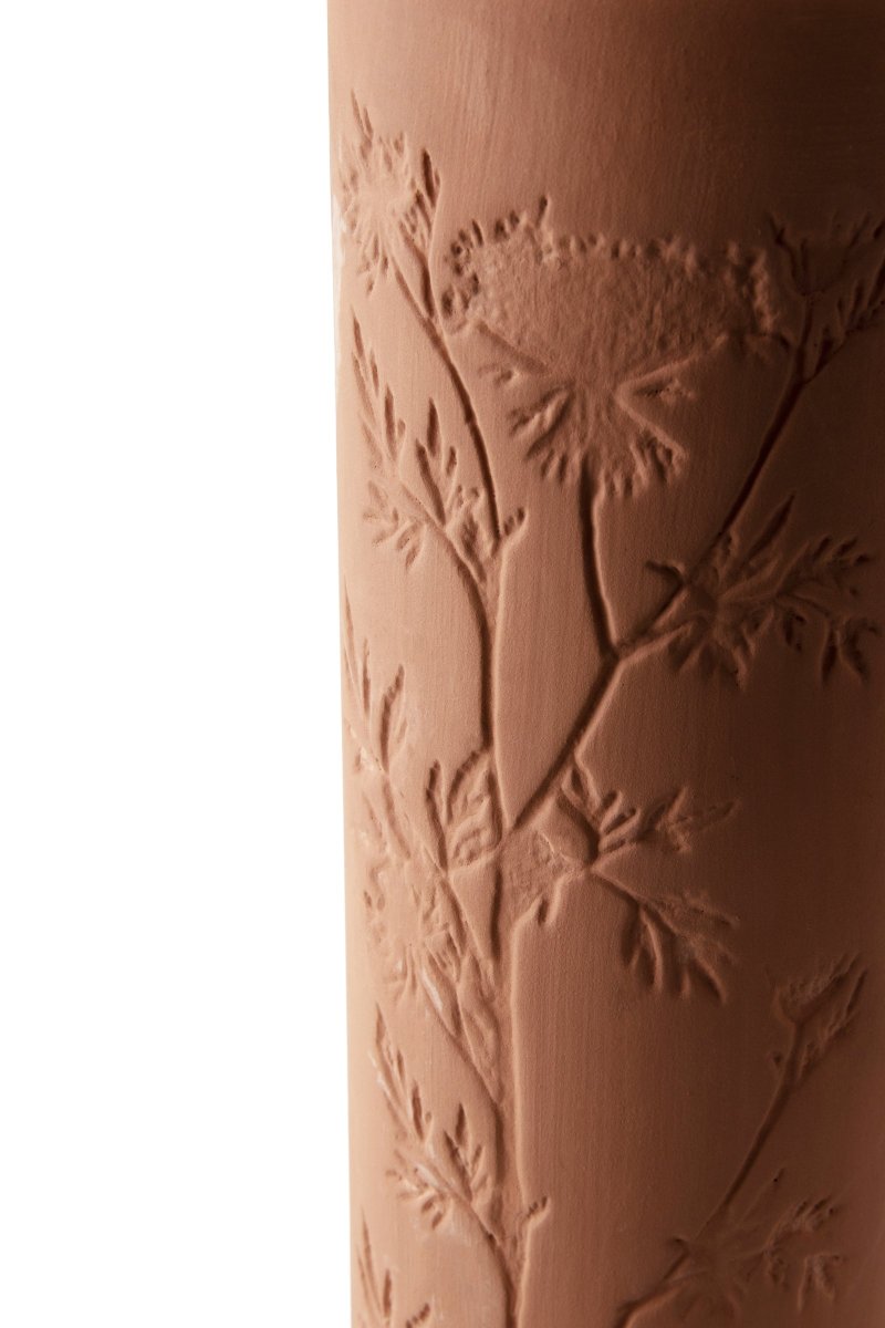 Flora 46cm Terracotta bordlampe Fra Globen Lighting - Johanna ville designe en lampe, der blev skabt af materialer, farver og former, der reflekteres i naturen, og som passer ind i b&aring;de landlige og moderne omgivelser.